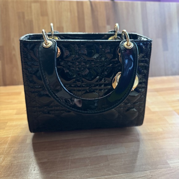 Black shiny purse with optional strap new in box - Picture 4 of 16